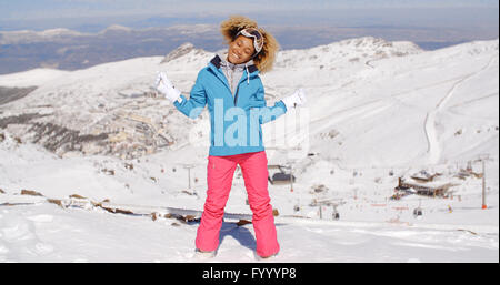 Seule femme dans vêtements de ski waving arms Banque D'Images