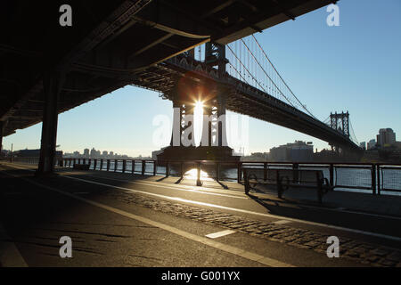 Le soleil se lève sur Brooklyn et jette des ombres profondes sur l'Esplanade de la rivière East, New York Banque D'Images