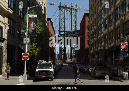 Un homme inconnu marche à travers Washington Street à l'intersection avec la rue Front, à Dumbo, Brooklyn Banque D'Images