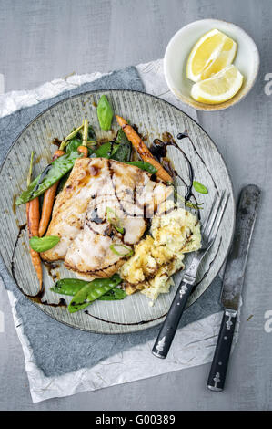 Filet de lieu noir avec légumes Teriyaki Banque D'Images