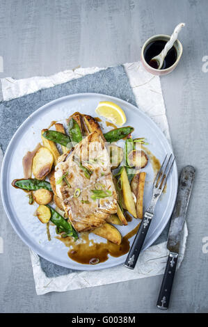 Filet de lieu noir avec légumes Banque D'Images