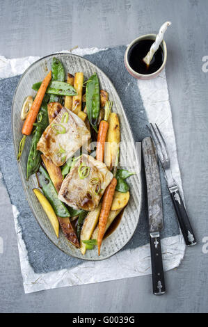 Filet de lieu noir avec légumes Teriyaki Banque D'Images