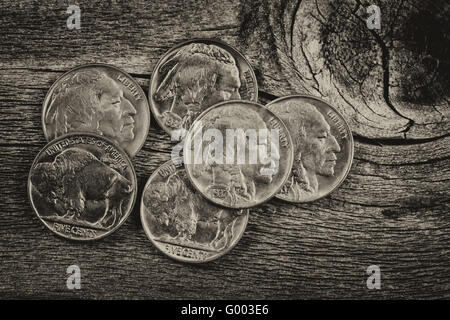 Vintage Indian Head Nickels sur bois Banque D'Images