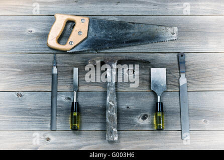 Outils à main vintage sur planches de bois rustique Banque D'Images