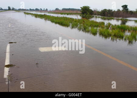 L'autoroute à Midwest recouvert d'eau d'inondation Banque D'Images