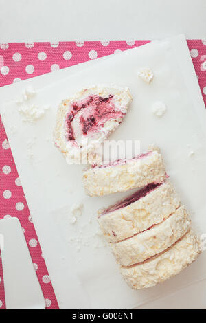 Petits fruits rouges pavlova grillée. Pavlova avec roulade de crème de Mascarpone sur table. Vue d'en haut, l'image aux couleurs vintage, espace blanc Banque D'Images