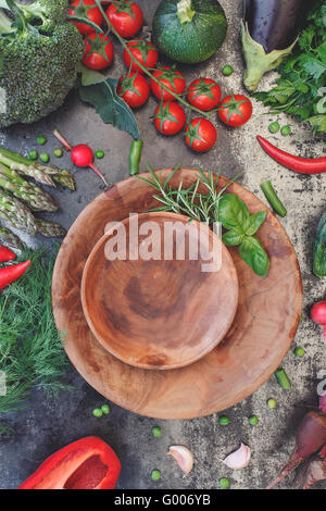 Moisson de légumes frais. Nature morte avec divers légumes et la plaque. Vue d'en haut, l'image aux couleurs vintage, espace blanc Banque D'Images