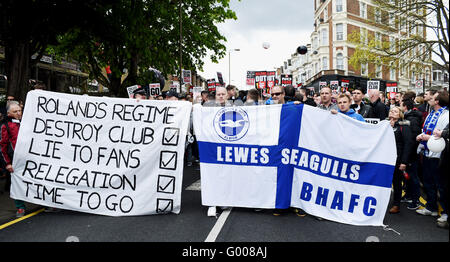 Charlton et Brighton fans protester contre Charlton's propriétaires avant le match de championnat entre Sky Bet Charlton Athletic et Brighton et Hove Albion au sol de la vallée à Londres 23 Avril 2016 Banque D'Images