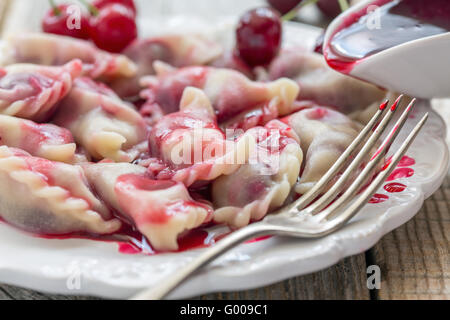 Des quenelles avec les cerises. Banque D'Images