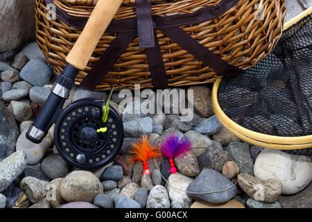 L'équipement de pêche sur les pierres du lit. Banque D'Images