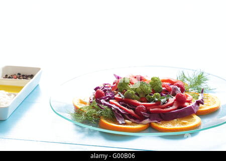 Mélange de salade dans un plat en verre sur fond blanc Banque D'Images