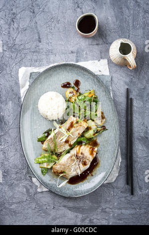 Filet de lieu noir avec légumes Teriyaki Banque D'Images