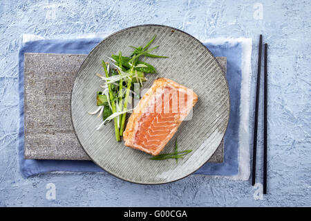 Tataki de saumon avec de la Laitue Banque D'Images