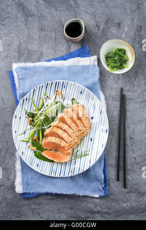 Tataki de saumon avec de la Laitue Banque D'Images