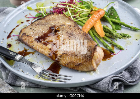 Poisson avec légumes Teriyaki Lieu noir Banque D'Images