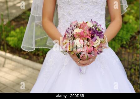 Bride holding a bouquet de mariage dans la main Banque D'Images