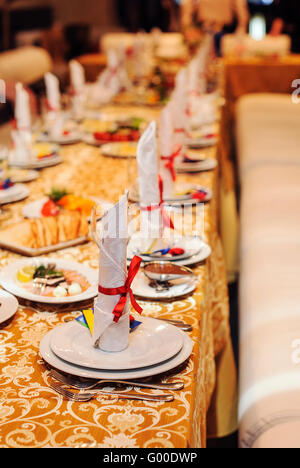 Réglage de la table avec du ruban rouge Banque D'Images
