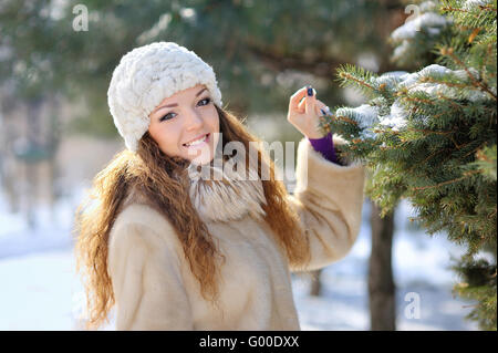 Beautiful Girl in winter hat promenades Banque D'Images