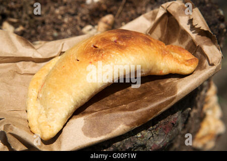 Un plantain empanadas à Manzanillo plage de Costa Rica. Les empanadas sont un snack populaire en Amérique centrale. Banque D'Images