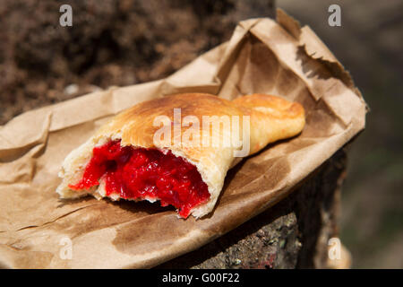 Un plantain empanadas à Manzanillo plage de Costa Rica. Les empanadas sont un snack populaire en Amérique centrale. Banque D'Images