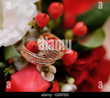 Deux anneaux de mariage bouquet de mariée sur Banque D'Images