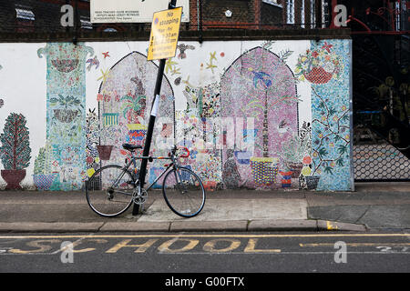 Londres - le 19 avril : mur dynamique de l'école primaire dans la région de Hackney de Londres le 19 avril 2016 à Londres, au Royaume-Uni. Banque D'Images