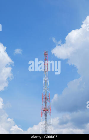 Tour de télécommunication communs sur le ciel bleu. Banque D'Images