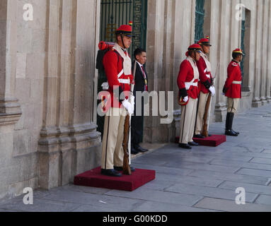 Comité permanent de gardes à l'entrée du Palais du Gouvernement ou Palais présidentiel à La Paz, Bolivie Banque D'Images