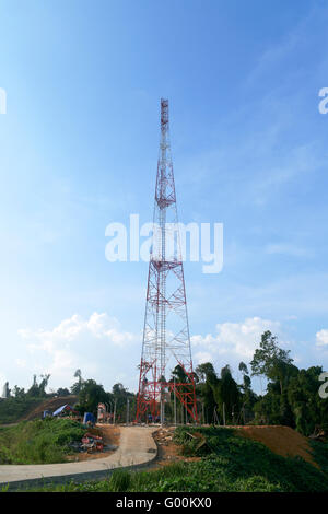 Tour de télécommunication communs sur le ciel bleu. Banque D'Images