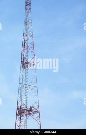 Tour de télécommunication communs sur le ciel bleu. Banque D'Images