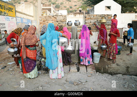 Attente des femmes indiennes de la région de thier à la collecte de l'eau que consomment quotidiennement Banque D'Images