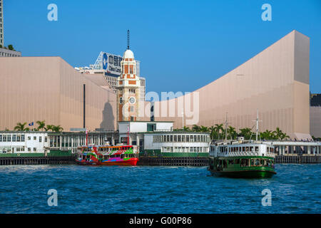 Hong Kong, Kowloon, Tour de l'horloge et le centre culturel avec Star Ferries Banque D'Images