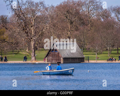 De l'aviron sur la serpentine, à Hyde Park, Londres Banque D'Images