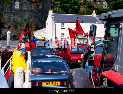 Les véhicules et les passagers arrivant au port Askaig du Jura à bord du traversier Sound de Gigha.Islay,Argylle & Bute, Ecosse, Royaume-Uni. Banque D'Images