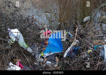 La France, Calais. - Le camp de réfugiés de la jungle. Les ordures dans un étang. Banque D'Images