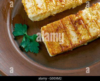 Halloumi grillé chypriote - semi-durs, non affinés fromages saumurés. populaire dans le Levant, en Grèce et en Turquie Banque D'Images