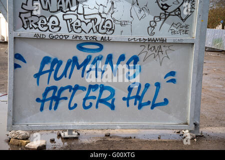 Les réfugiés. La France. Calais. Le soi-disant camp de jungle. Dire "Graffiti Les humains après tout'. Banque D'Images