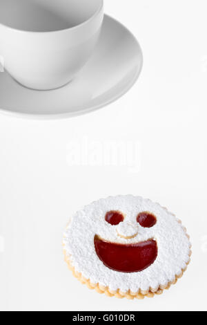 Smiling cookie et une tasse de café d'isolé sur fond blanc Banque D'Images