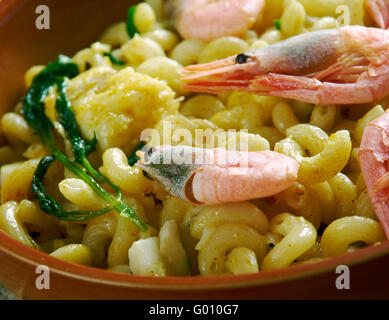 Plat de fruits de mer Fideua originaire de la côte de Valence qui est semblable à la paella valencienne traditionnelle. Banque D'Images