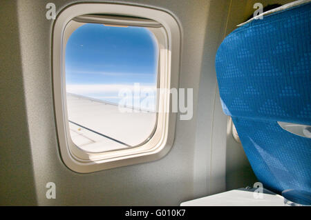 Vue sur la fenêtre de l'avion et le siège Banque D'Images