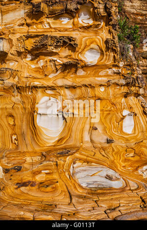 L'Australie, Nouvelle Galles du Sud, Côte Centrale, Bouddi National Park, merveilleusement paterned Hawksbury au grès Maitland Bay. Banque D'Images