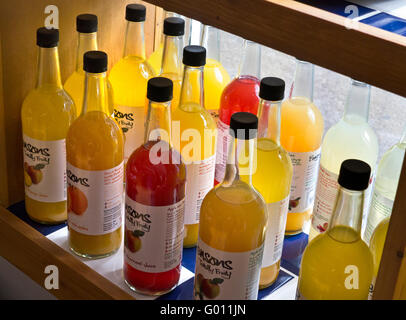 Variété de jus de fruits locaux en bouteille saine sur l'affichage pour vendre à Cotswolds farm shop Banque D'Images