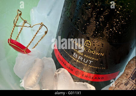 Vin mousseux français primé 'Chapel Down bouteille Brut" sur la glace dans le refroidisseur à vin avec du liège et bouchon de retenue Banque D'Images