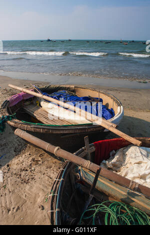 Da Nang Bay : local coracles (-chai thung) sur la plage de Da Nang, Hai Chau, South Central Coast, Viet Nam Banque D'Images