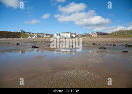 La vue sur village Aberdaron (affichage de pub & church) pris sur la plage à marée basse sur une journée de printemps d'été avec ciel bleu Banque D'Images