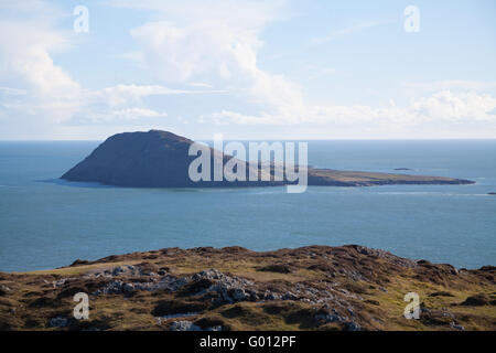 La vue vers Ynys Enlli / Bardsey Island de Mynydd Mawr, Uwchmynydd Aberdaron, péninsule Llyn, sur une journée de printemps ensoleillée Banque D'Images