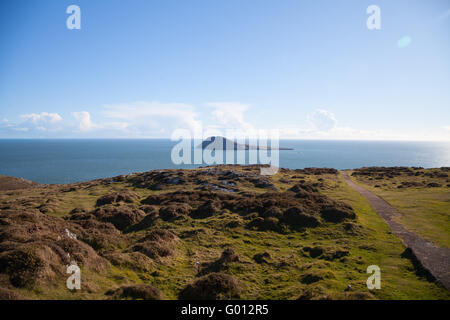 La vue vers Ynys Enlli / Bardsey Island de Mynydd Mawr, Uwchmynydd Aberdaron, péninsule Llyn, sur une journée de printemps ensoleillée Banque D'Images