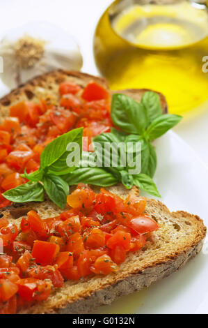 Pain bruschetta italienne et concassé de tomates biologiques sur fond blanc Banque D'Images