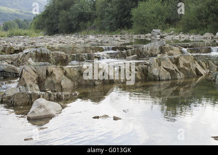 Petite montagne rivière qui coule sur les rochers Banque D'Images