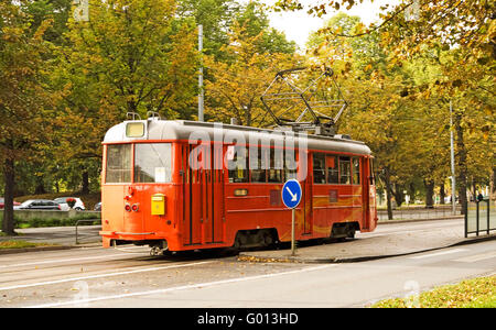 Tramway rouge sur la rue de Stockholm, Suède Banque D'Images